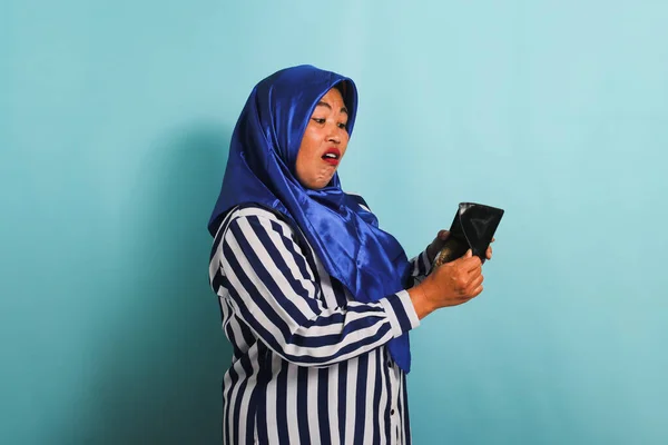 Zdumiewająca Azjatka Średnim Wieku Niebieskim Hidżabie Koszuli Paski Zagląda Pustego — Zdjęcie stockowe