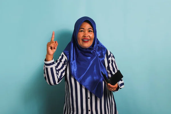 Una Mujer Asiática Mediana Edad Excitada Con Hiyab Azul Una — Foto de Stock