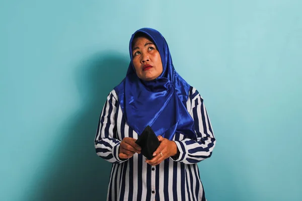 Mulher Asiática Meia Idade Pensiva Hijab Azul Camisa Listrada Está — Fotografia de Stock