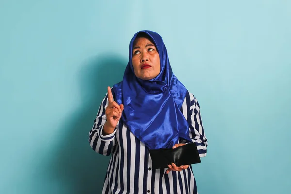 Uma Mulher Asiática Meia Idade Hijab Azul Uma Camisa Listrada — Fotografia de Stock