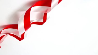 Beyaz zemin üzerinde boş kopya alanı olan kırmızı ve beyaz kurdeleler. Endonezya Bağımsızlık Günü kavramı