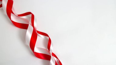 Beyaz zemin üzerinde boş kopya alanı olan kırmızı ve beyaz kurdeleler. Endonezya Bağımsızlık Günü kavramı
