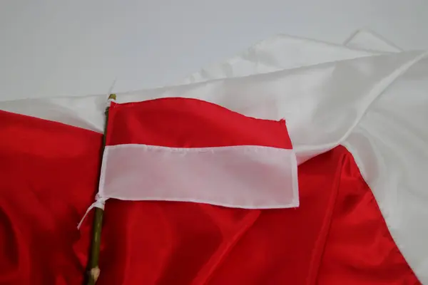 Egy Kis Indonéz Zászló Egy Kis Bambuszrúd Elszigetelt Fehér Háttér — Stock Fotó