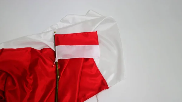 Egy Kis Indonéz Zászló Egy Kis Bambuszrúd Elszigetelt Fehér Háttér — Stock Fotó
