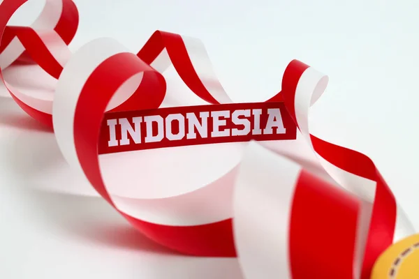 印尼语 一词写在纸上 用红白相间的带子和空白的复制空间隔开 用白色的背景隔开 — 图库照片