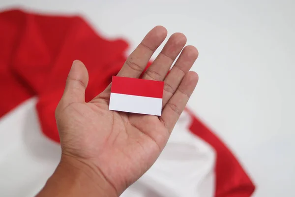 Ręczne Trzymanie Flagi Indonezji Pustą Przestrzenią Białym Tle — Zdjęcie stockowe