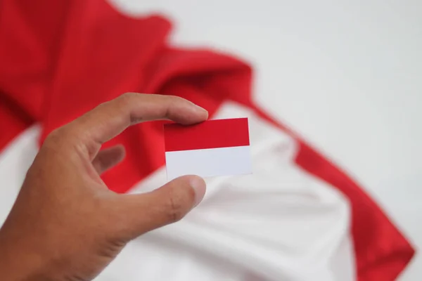 Tangan Memegang Bendera Indonesia Dengan Ruang Salinan Kosong Yang Terisolasi — Stok Foto