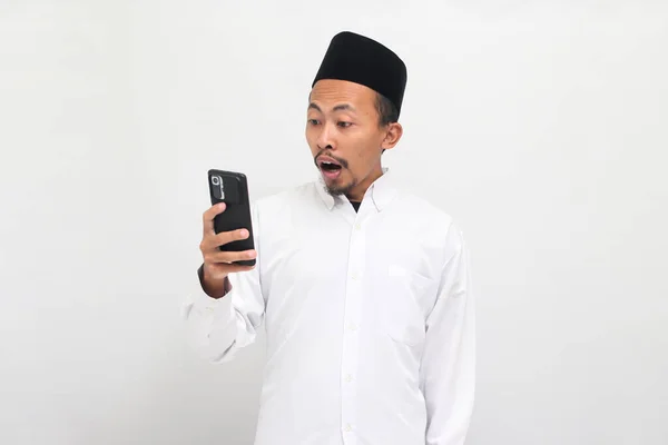 Sorprendido Sorprendido Joven Hombre Indonesio Usando Una Canción Peci Kopiah —  Fotos de Stock