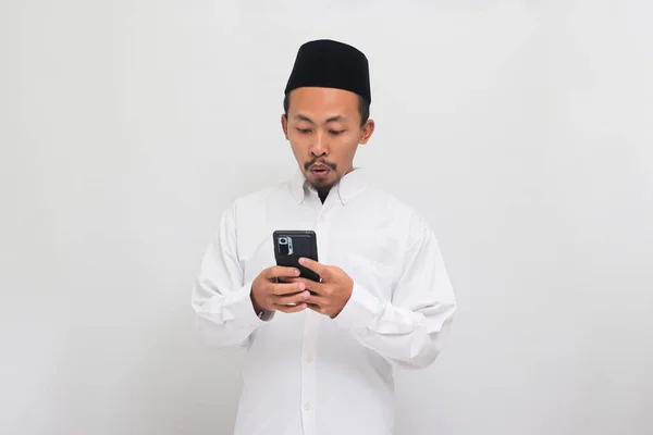 Verbazingwekkende Geschokt Jonge Indonesische Man Het Dragen Van Een Songkok — Stockfoto