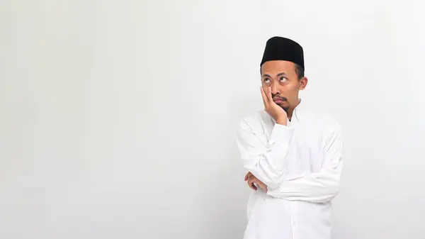 Unatkozó Fiatal Indonéz Férfi Aki Songkokat Peciket Vagy Kopiah Visel — Stock Fotó