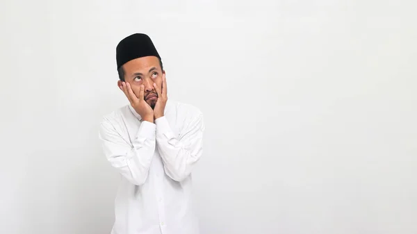 Забавный Молодой Индонезиец Одетый Сонгкок Печи Копию Держит Руку Щеках — стоковое фото