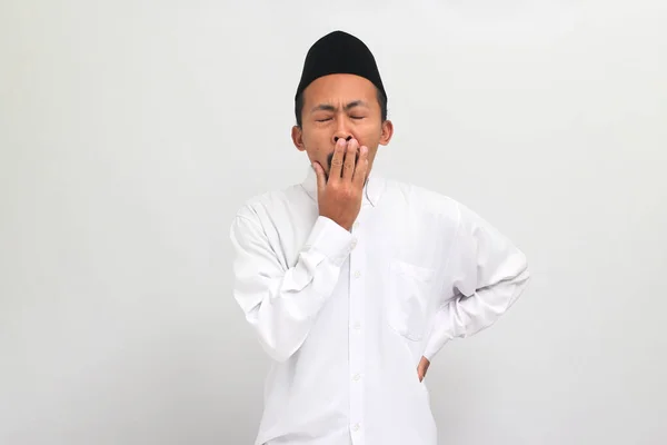 Уставший Молодой Индонезиец Одетый Сонгкок Пеци Копию Зевает Закрывая Рот — стоковое фото