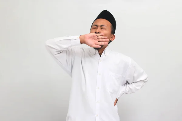 Seorang Pemuda Indonesia Yang Lelah Mengenakan Sebuah Songkok Atau Peci — Stok Foto