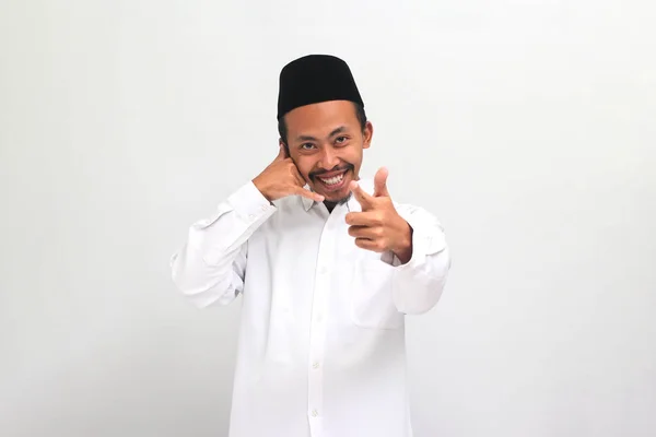 Excited Young Indonesian Man Wearing Songkok Peci Kopiah Makes Call — Stock Photo, Image
