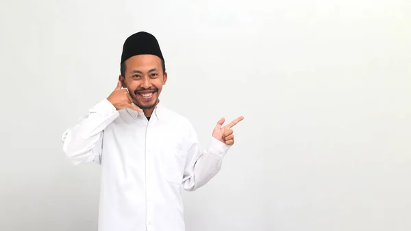 Jeune Indonésien Excité Portant Une Chanson Peci Kopiah Fait Geste — Photo