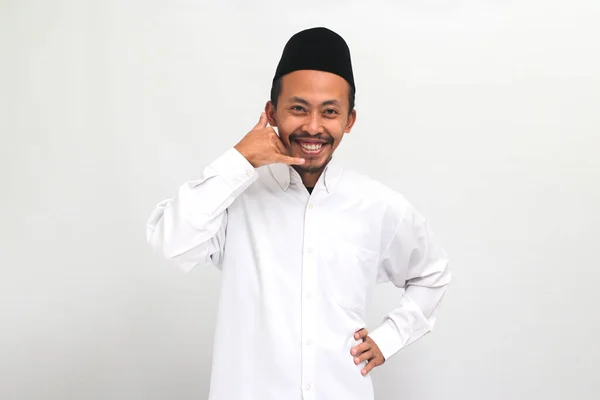 Nadšený Mladý Indonéský Muž Oblečený Zpěvníku Peci Nebo Kopiáše Udělá — Stock fotografie
