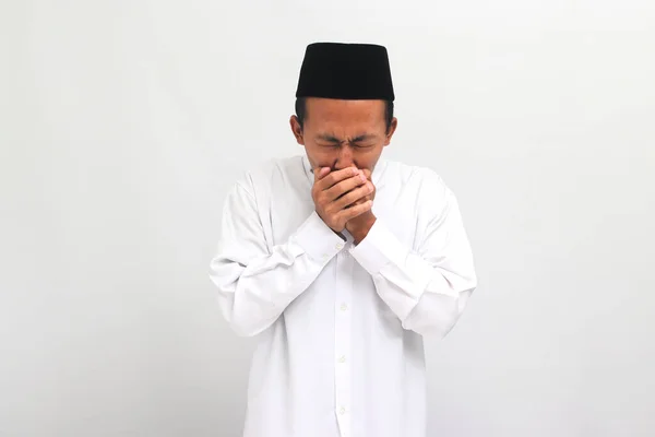 Joven Indonesio Enfermo Que Lleva Una Canción Peci Kopiah Estornuda —  Fotos de Stock