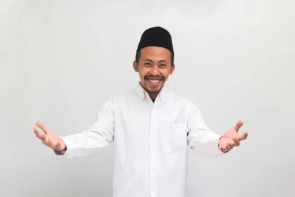 Uśmiechnięty Młody Indonezyjczyk Noszący Pieśń Peci Lub Kopiah Skinął Obiema — Zdjęcie stockowe