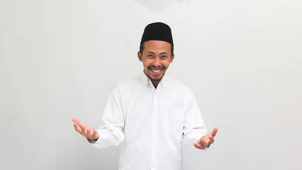 Usmívající Mladý Indonéský Muž Zpěvníku Peci Nebo Kopiáši Vábí Oběma — Stock fotografie
