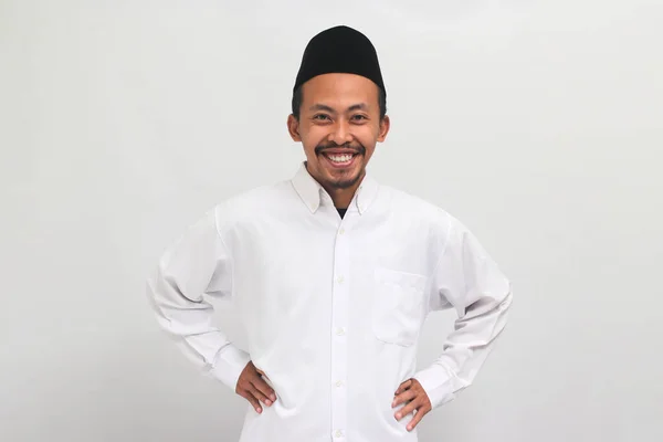身穿歌舞或山核桃或Kopiah的有自信的印尼年轻人 手挽着腰 摆出一副神气活现的样子 被白色的背景隔开了 — 图库照片