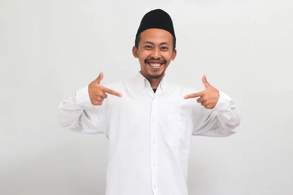 Уверенный Молодой Индонезиец Носящий Сонгкок Печи Копию Указывает Себя Пальцами — стоковое фото