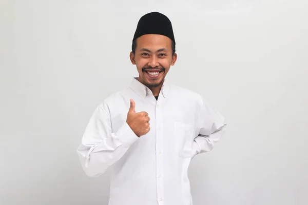 노래방이나 코피아를 자신감있는 인도네시아 사람은 엄지손가락을주고 긍정적 피드백 배경에 — 스톡 사진