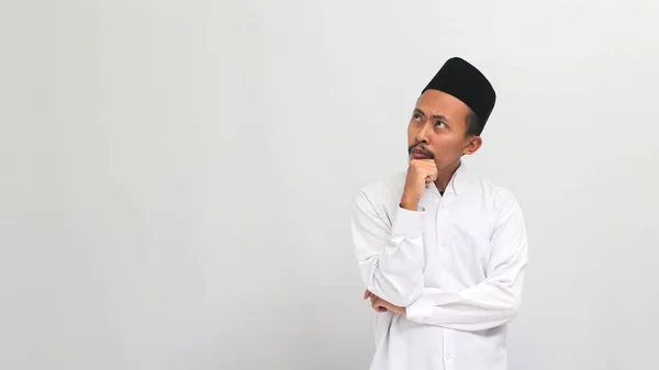 Joven Indonesio Confuso Vestido Con Una Canción Peci Kopiah Cruza —  Fotos de Stock