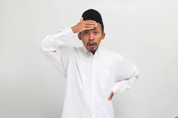 Összezavarodott Fiatal Indonéz Férfi Aki Dalokat Peciket Vagy Kopiást Visel — Stock Fotó