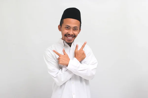 Sebevědomý Mladý Indonéský Muž Oblečený Zpěvníku Peci Nebo Kopiáše Ukazuje — Stock fotografie