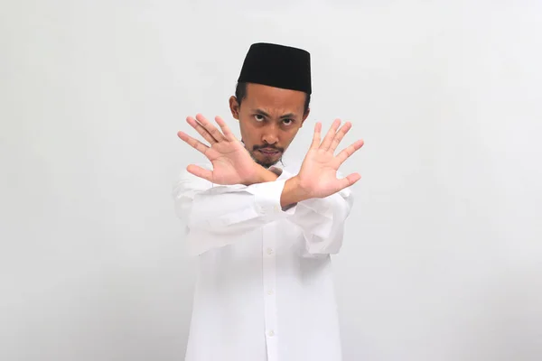 Egy Dühös Fiatal Indonéz Férfi Aki Songkokat Peciket Vagy Kopiást — Stock Fotó