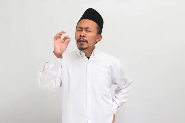 Lachende Indonesische Man Draagt Een Songkok Peci Kopiah Toon Hand — Stockfoto