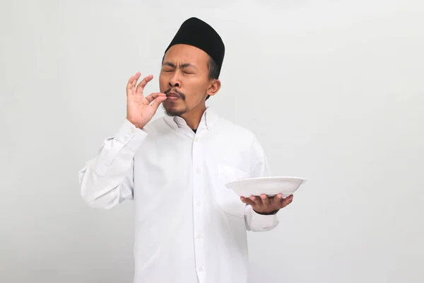Smiling Indonesian Man Wearing Songkok Peci Kopiah Show Hand Sign — Stok Foto