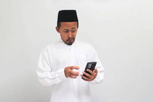 Hombre Indonesio Molesto Usando Una Canción Peci Kopiah Está Leyendo —  Fotos de Stock