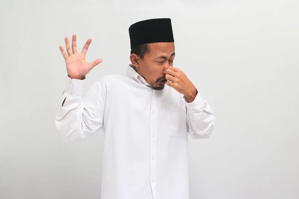 Раздражённый Индонезиец Одетый Сонгкок Печи Копию Затаил Дыхание Прижав Пальцы — стоковое фото