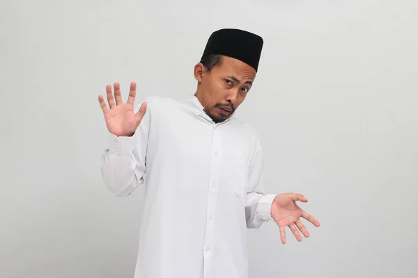 Какая Гадость Раздражённый Индонезиец Одетый Сонгкок Печи Копию Отталкивается Показывая — стоковое фото