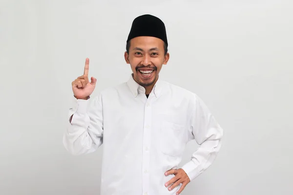 Entusiasmado Jovem Indonésio Vestindo Uma Songkok Peci Kopiah Apontando Dedo — Fotografia de Stock