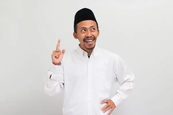 Nadšený Mladý Indonéský Muž Oblečený Zpěvníku Peci Nebo Kopiáše Ukazující — Stock fotografie