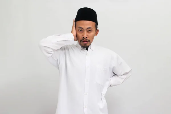 Boldogtalan Fiatal Indonéz Férfi Aki Songkokat Peciket Vagy Kopiah Visel — Stock Fotó