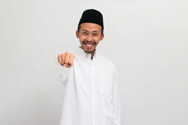 Magabiztos Fiatal Indonéz Férfi Songkok Peci Vagy Kopiah Visel Öklével — Stock Fotó
