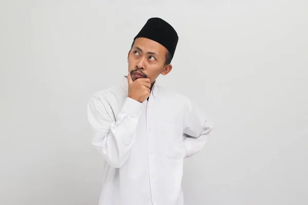 Figyelmes Fiatal Indonéz Férfi Aki Dalokat Peciket Vagy Kopiást Visel — Stock Fotó