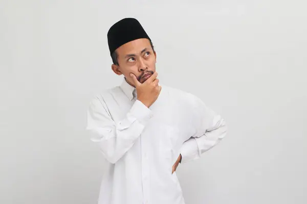 Figyelmes Fiatal Indonéz Férfi Aki Dalokat Peciket Vagy Kopiást Visel — Stock Fotó