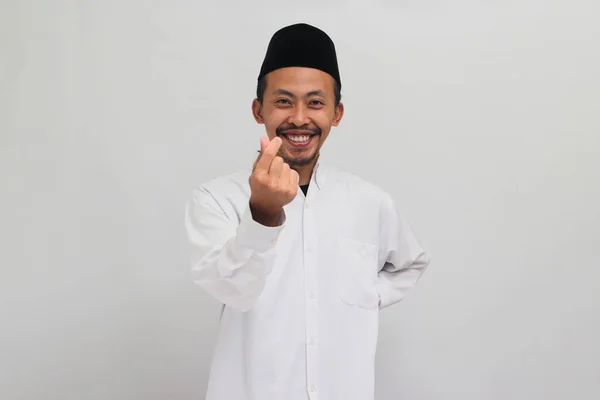 Sonriente Joven Indonesio Usando Una Canción Peci Kopiah Hace Una —  Fotos de Stock