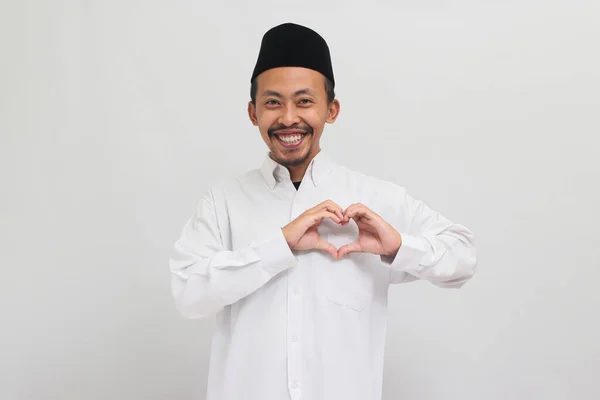 Usmívající Mladý Indonéský Muž Oblečený Zpěvníku Peci Nebo Kopiáše Ukazuje — Stock fotografie