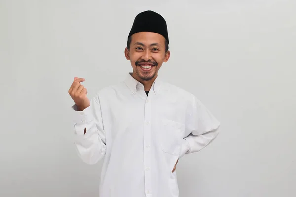 Улыбающийся Молодой Индонезиец Одетый Сонгкок Печи Копию Делает Своим Пальцем — стоковое фото