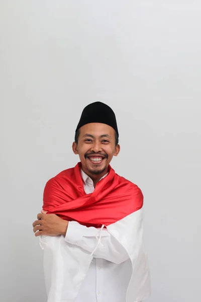 Возбужденный Молодой Индонезиец Одетый Сонгкок Печи Копию Накрывает Себя Флагом — стоковое фото