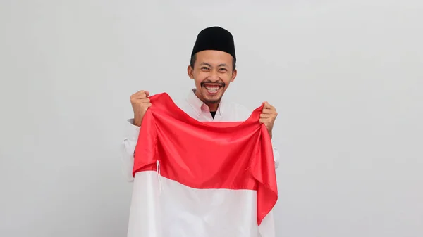 Возбужденный Молодой Индонезиец Одетый Сонгкок Печи Копию Держит Индонезийский Флаг — стоковое фото