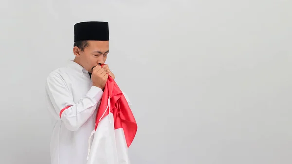 Jovem Indonésio Vestindo Songkok Peci Kopiah Está Beijando Bandeira Indonésia — Fotografia de Stock