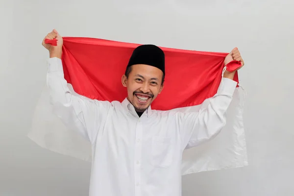 Vzrušený Mladý Indonéský Muž Oblečený Písni Kok Peci Nebo Kopiah — Stock fotografie