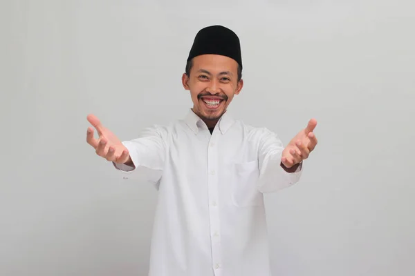 Дружелюбный Молодой Индонезиец Одетый Сонгкок Печи Копию Улыбается Протягивает Руки — стоковое фото
