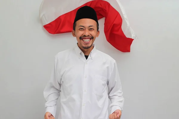 Χαμογελώντας Νεαρός Ινδονήσιος Άνδρας Φορώντας Ένα Songkok Peci Kopiah Γιορτάζουν — Φωτογραφία Αρχείου